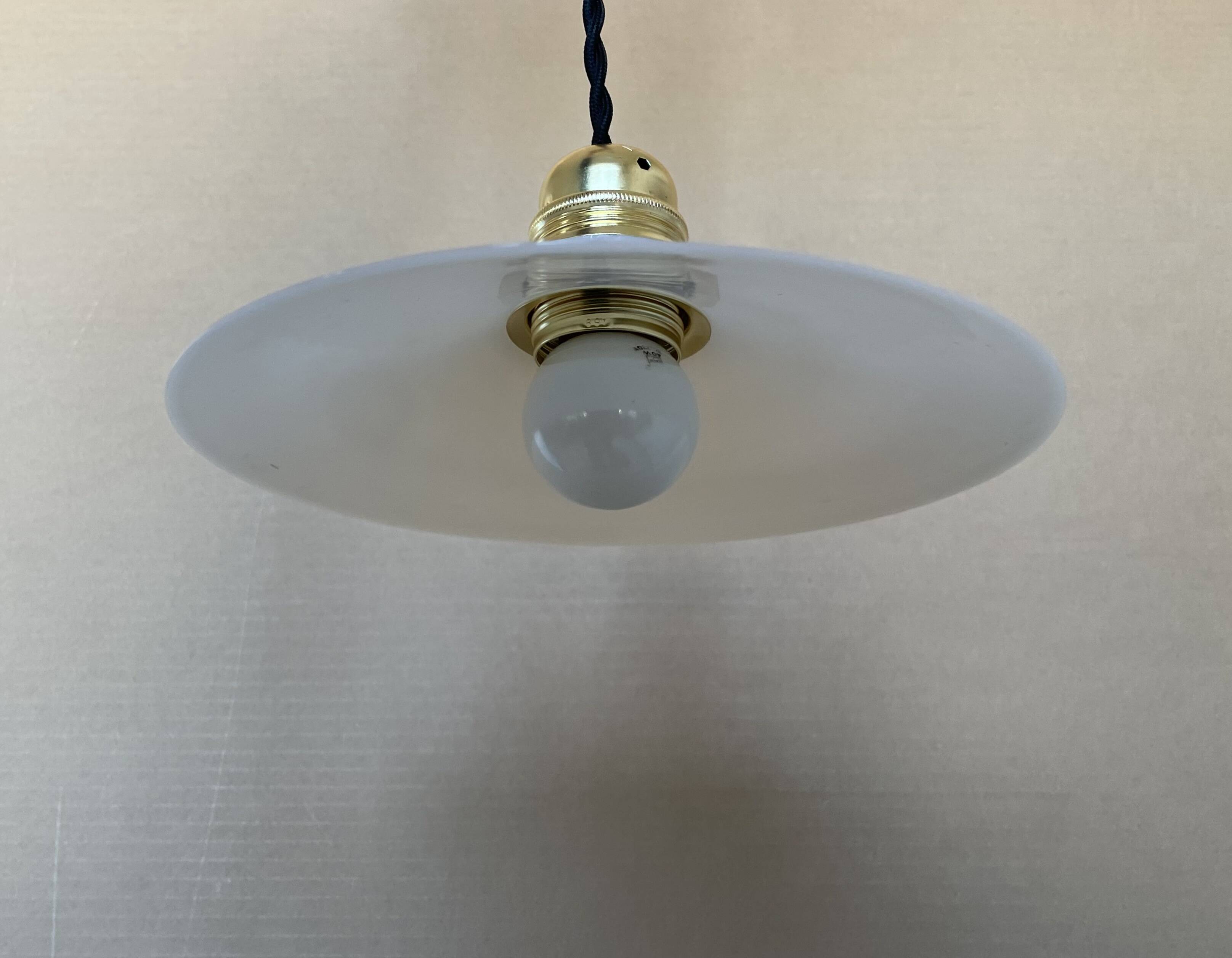 Old opaline suspension D21cm