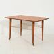 Table basse scandinave en teck avec étagère en laiton