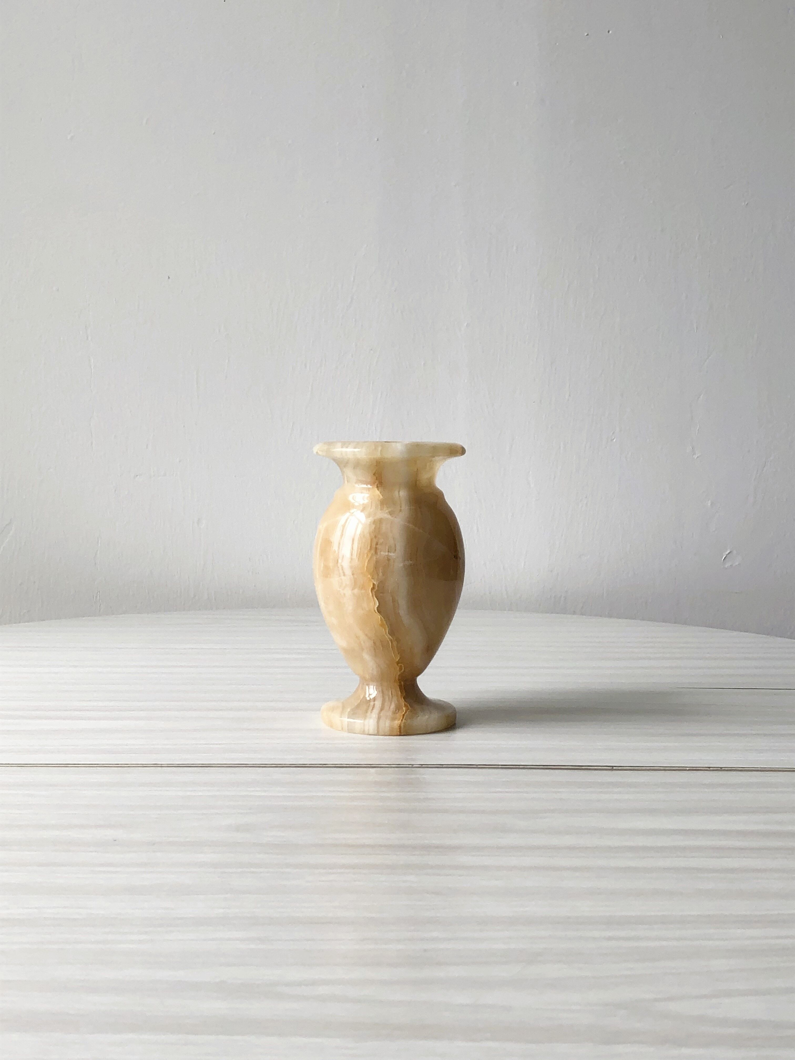 Vase en marbre albâtre onyx