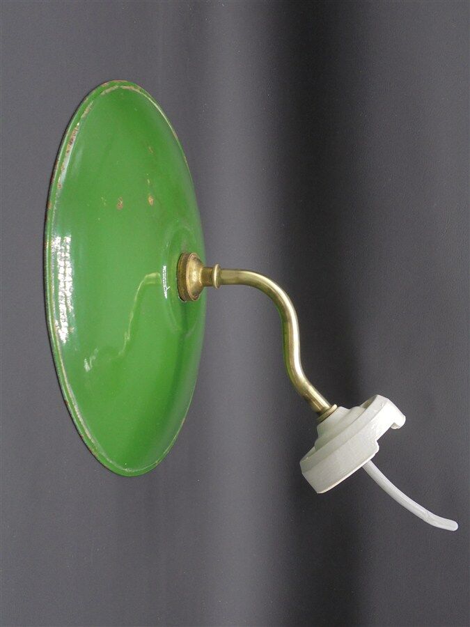 Enamelled metal wall