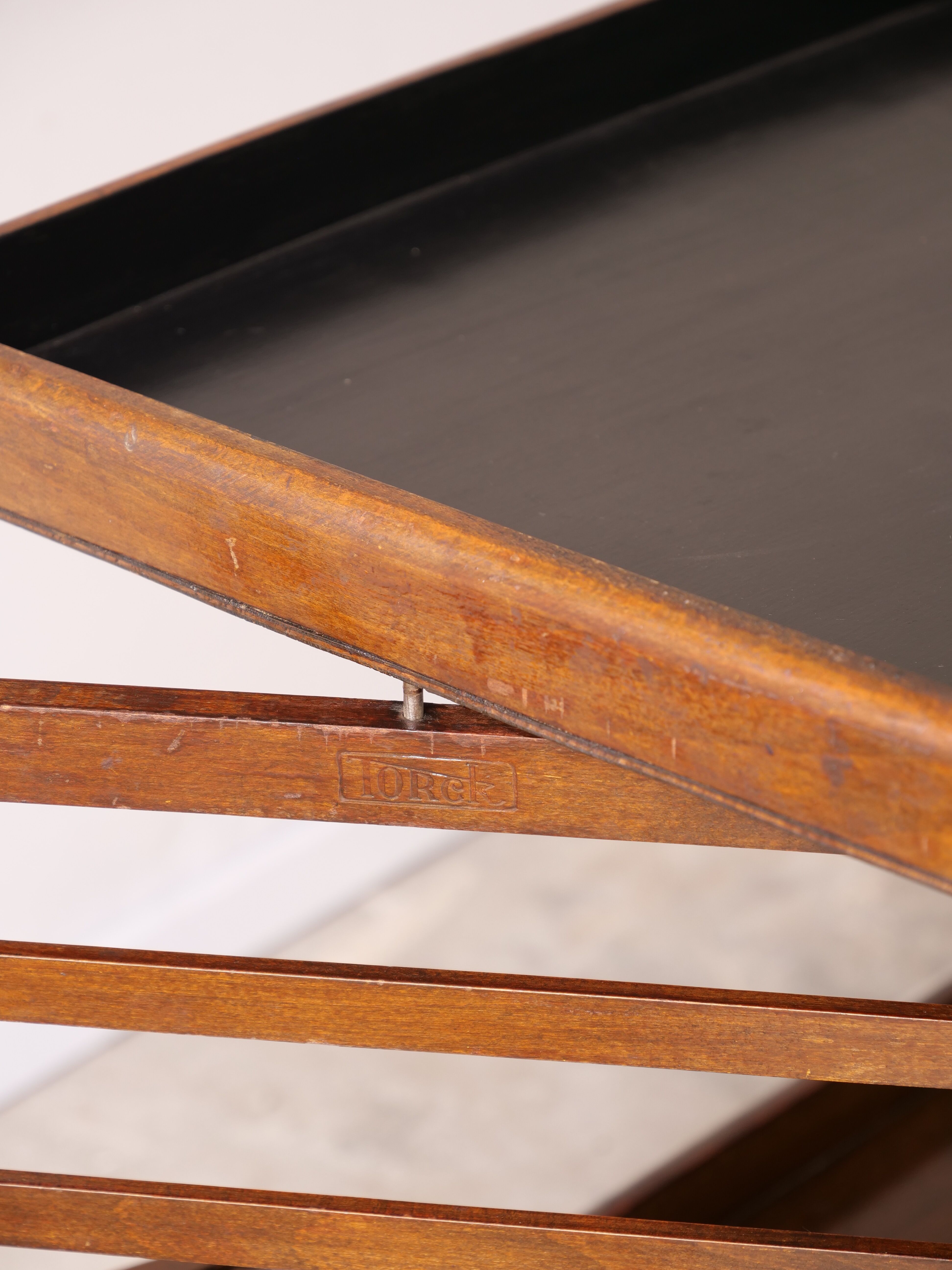 Serving art deco tork