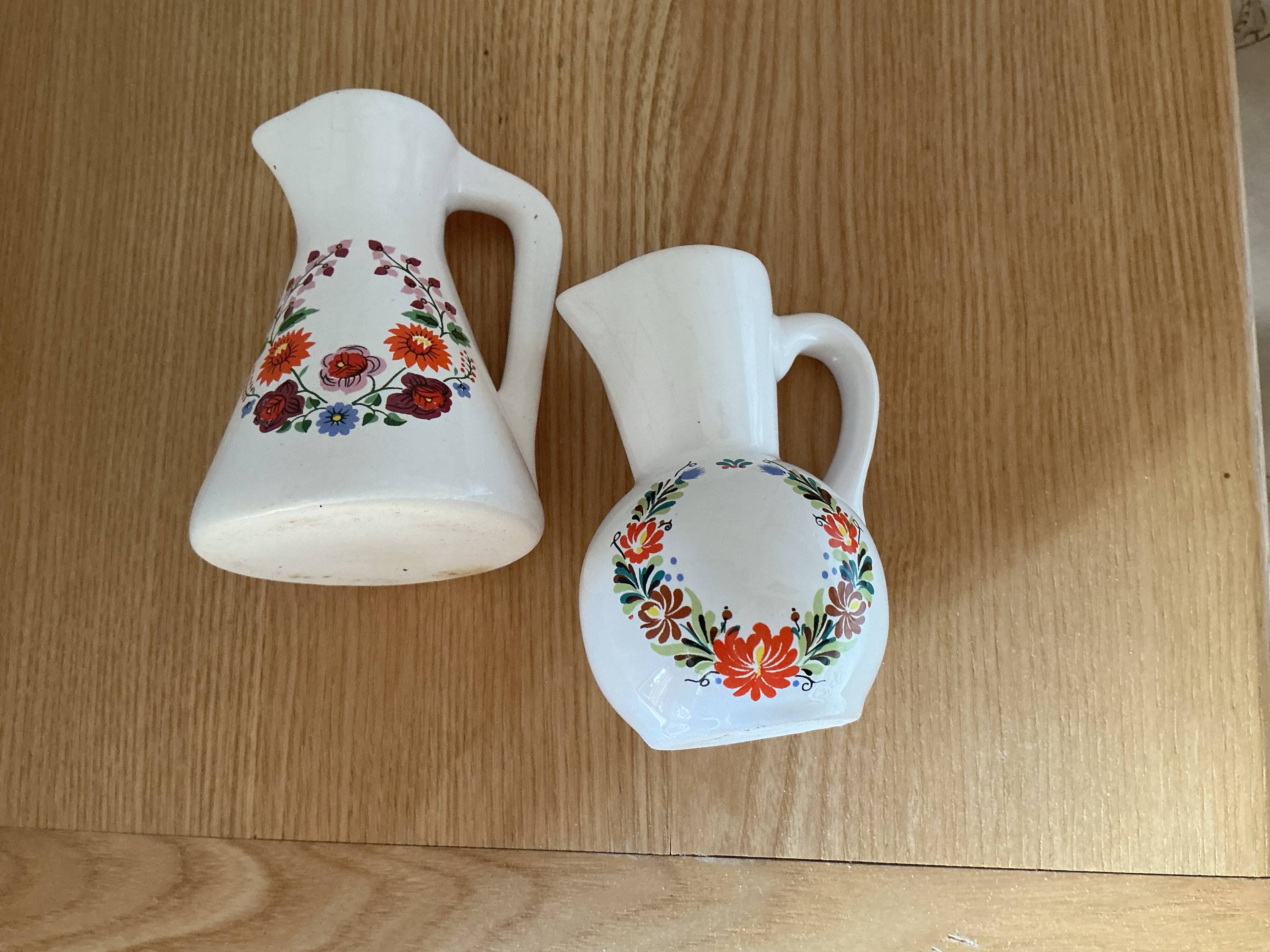 2 pots à lait décor floral (hauteur 9,5 cm )