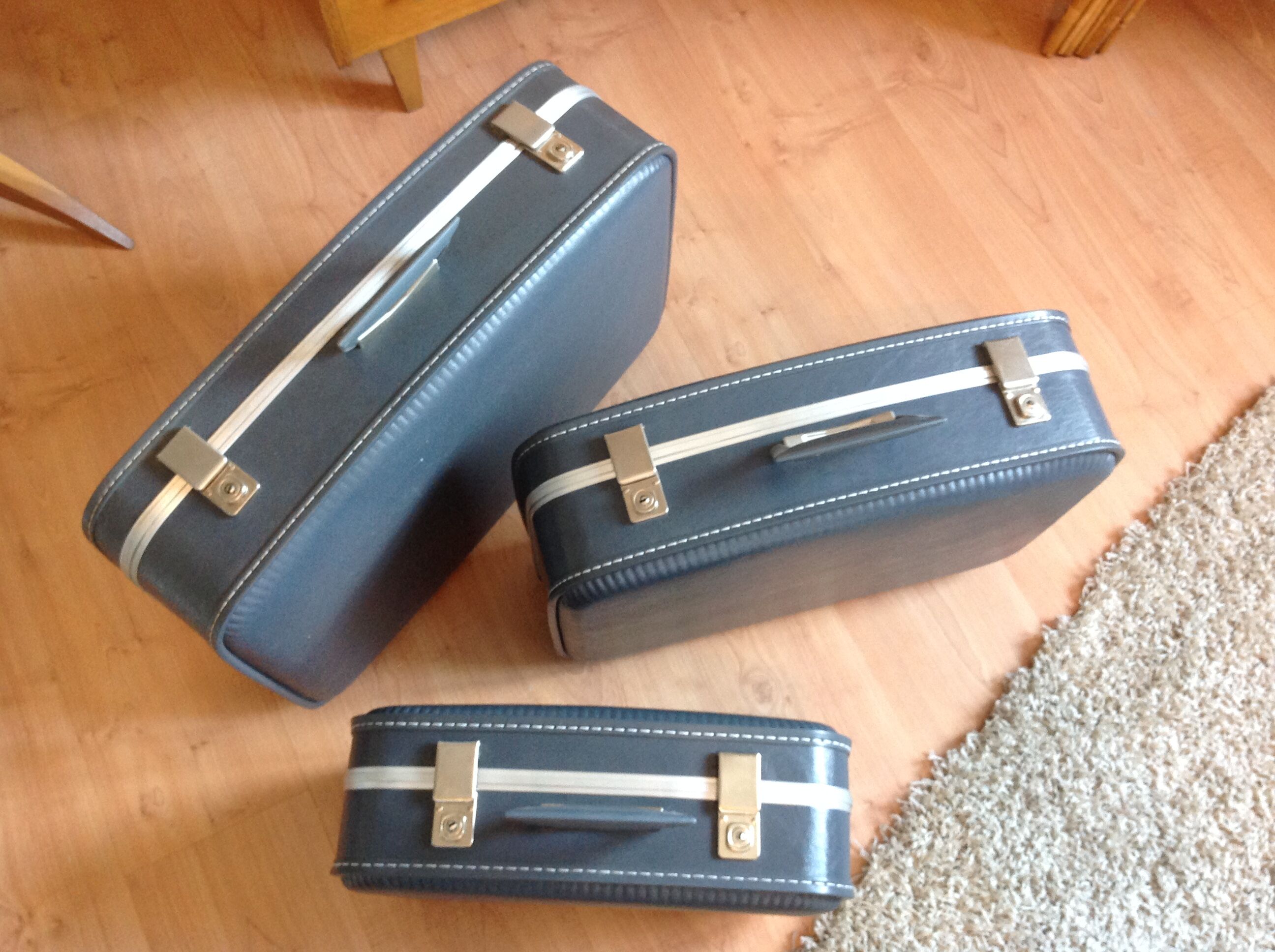 Set of three grey air hostess suitcases / vintage 60s-70s