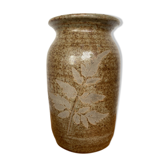 Sandstone vase plant motif