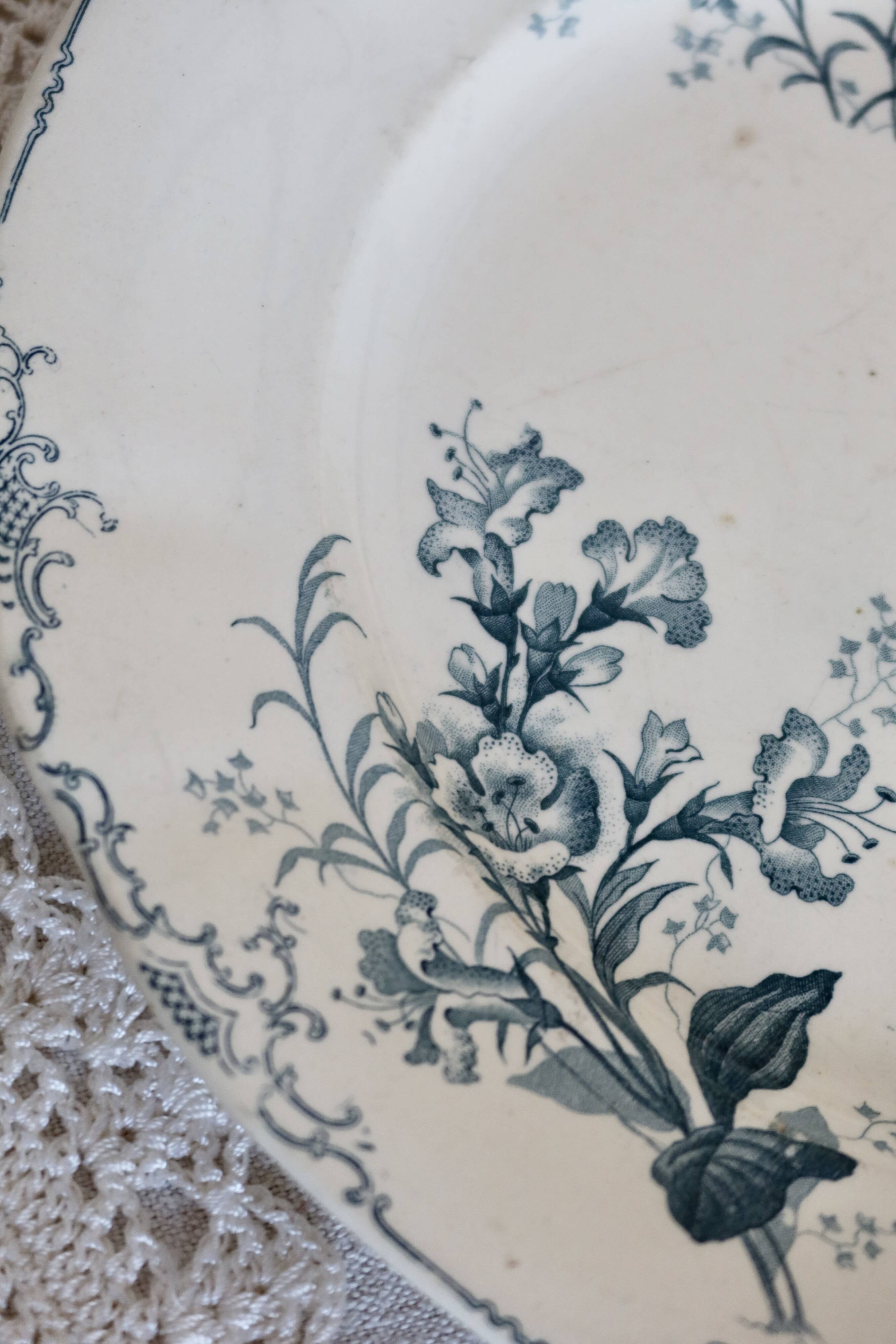 Round serving dish antique – Blue floral pattern – Weigelia model by Boch F