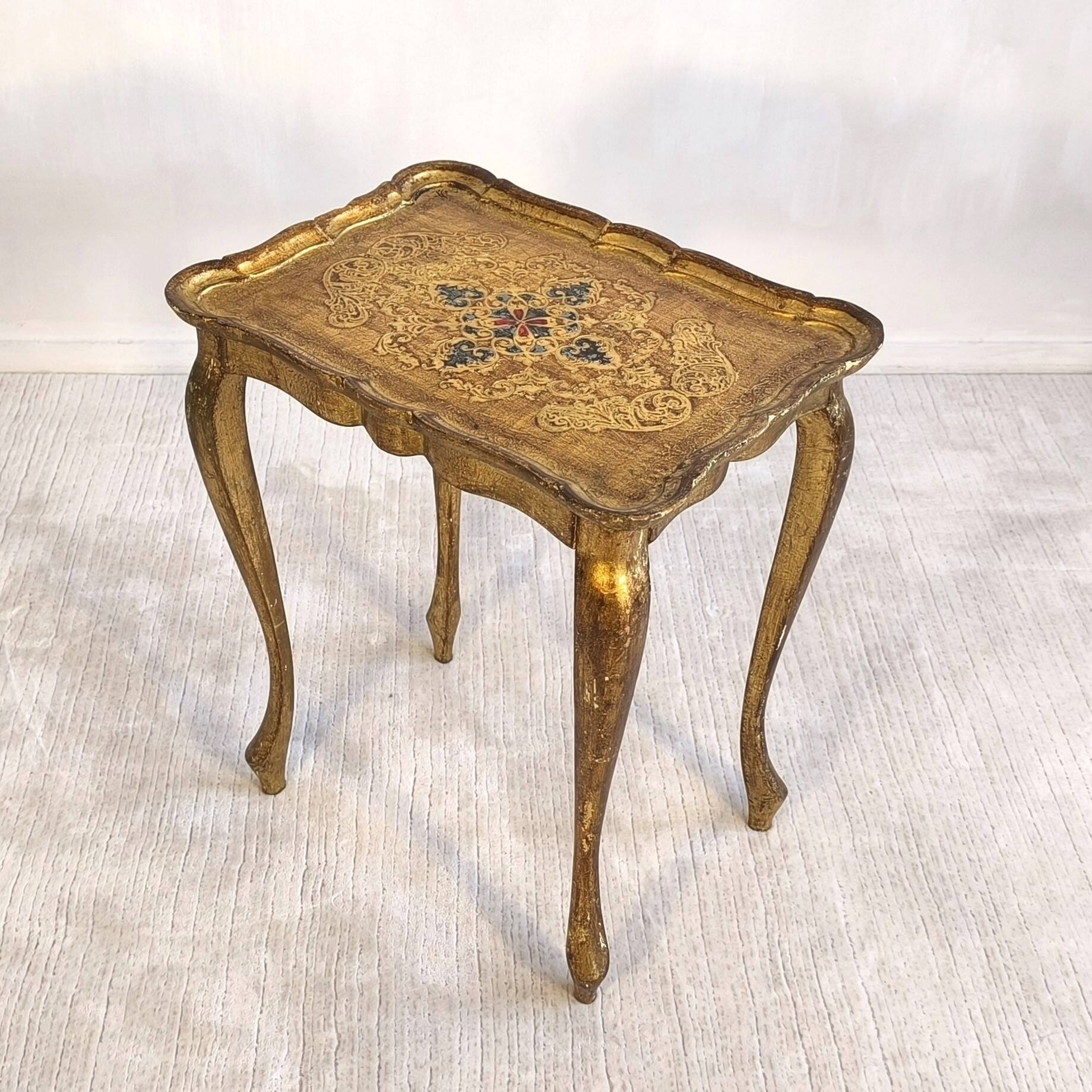 Elegant Florentine side table – Painted decor & superb antique patina
