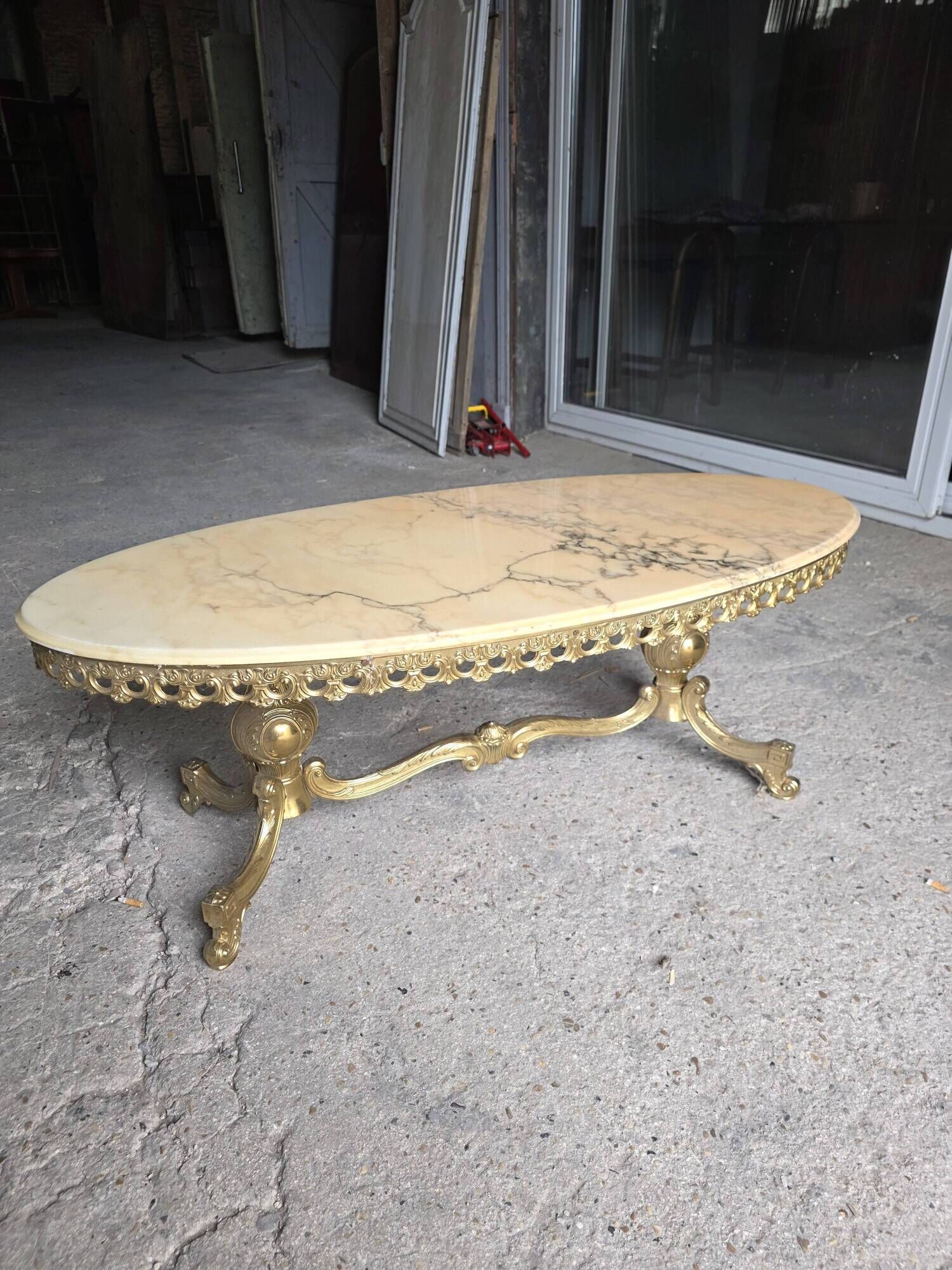 Table basse en bronze et marbre années 1960