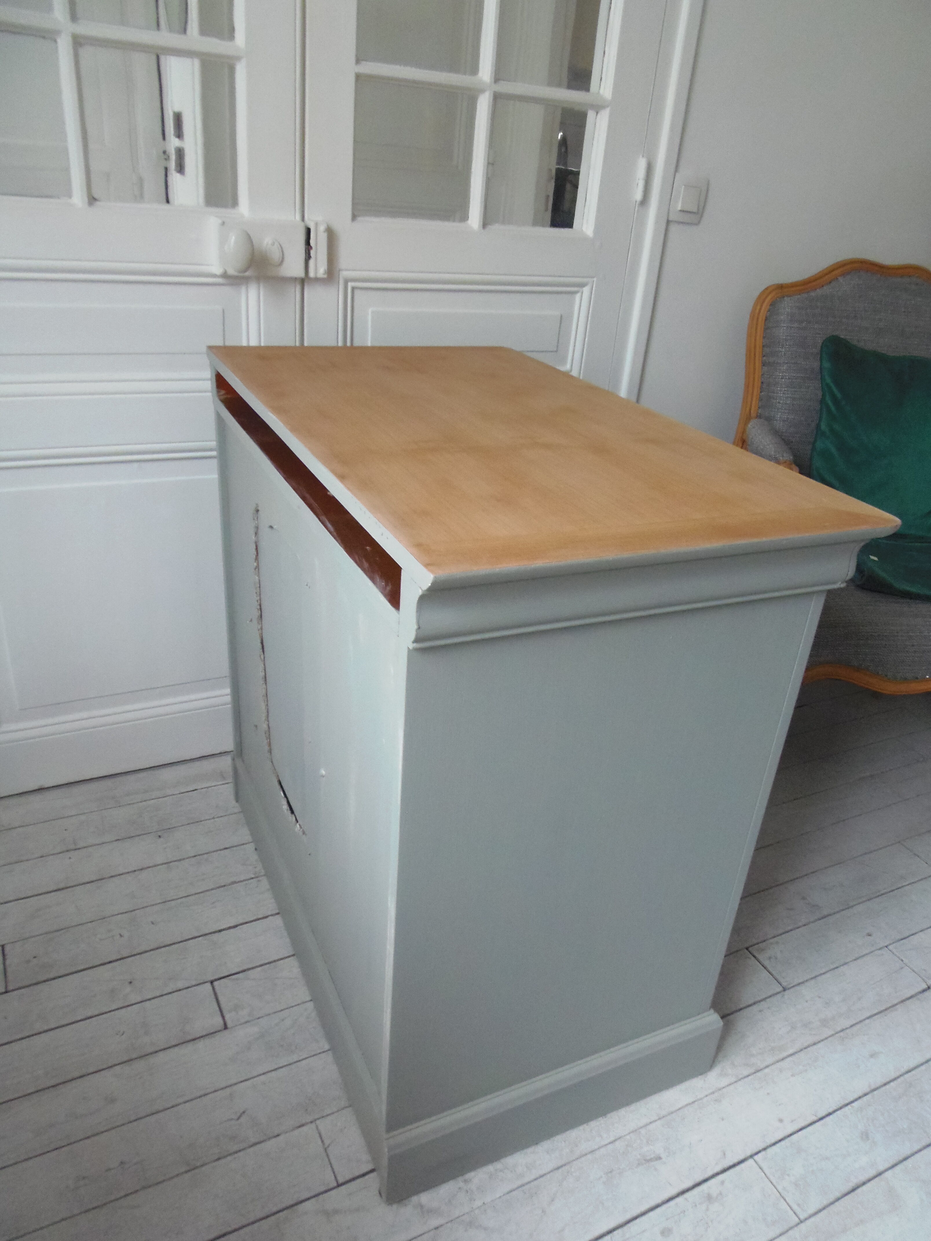 Louis Philippe-style storage furniture with grey wood tray, it is composed of a niche with sliding tray and below a storage closed by 2 doors.