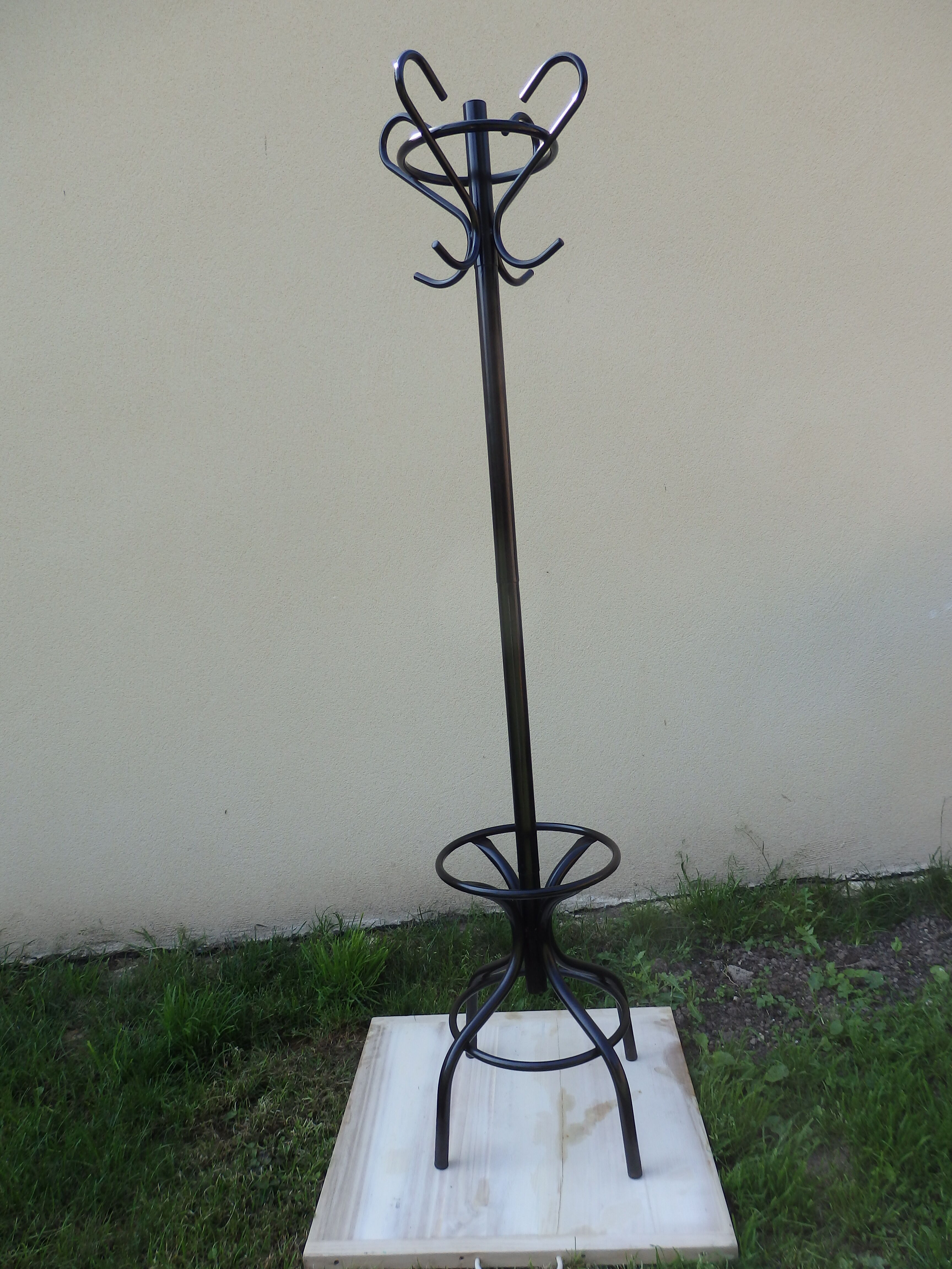 Metal parrot coat rack