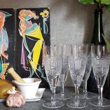 Cinq flûtes à champagne en cristal taillé vintages