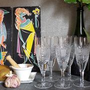 Cinq flûtes à champagne en cristal taillé vintages