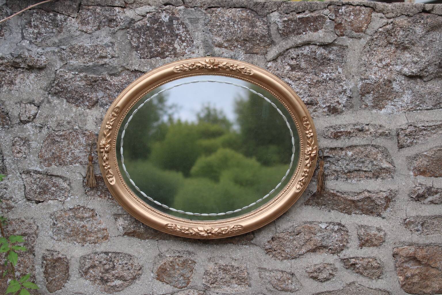 Miroir ovale vintage doré à décor floral et verre biseauté – 58 × 48 cm