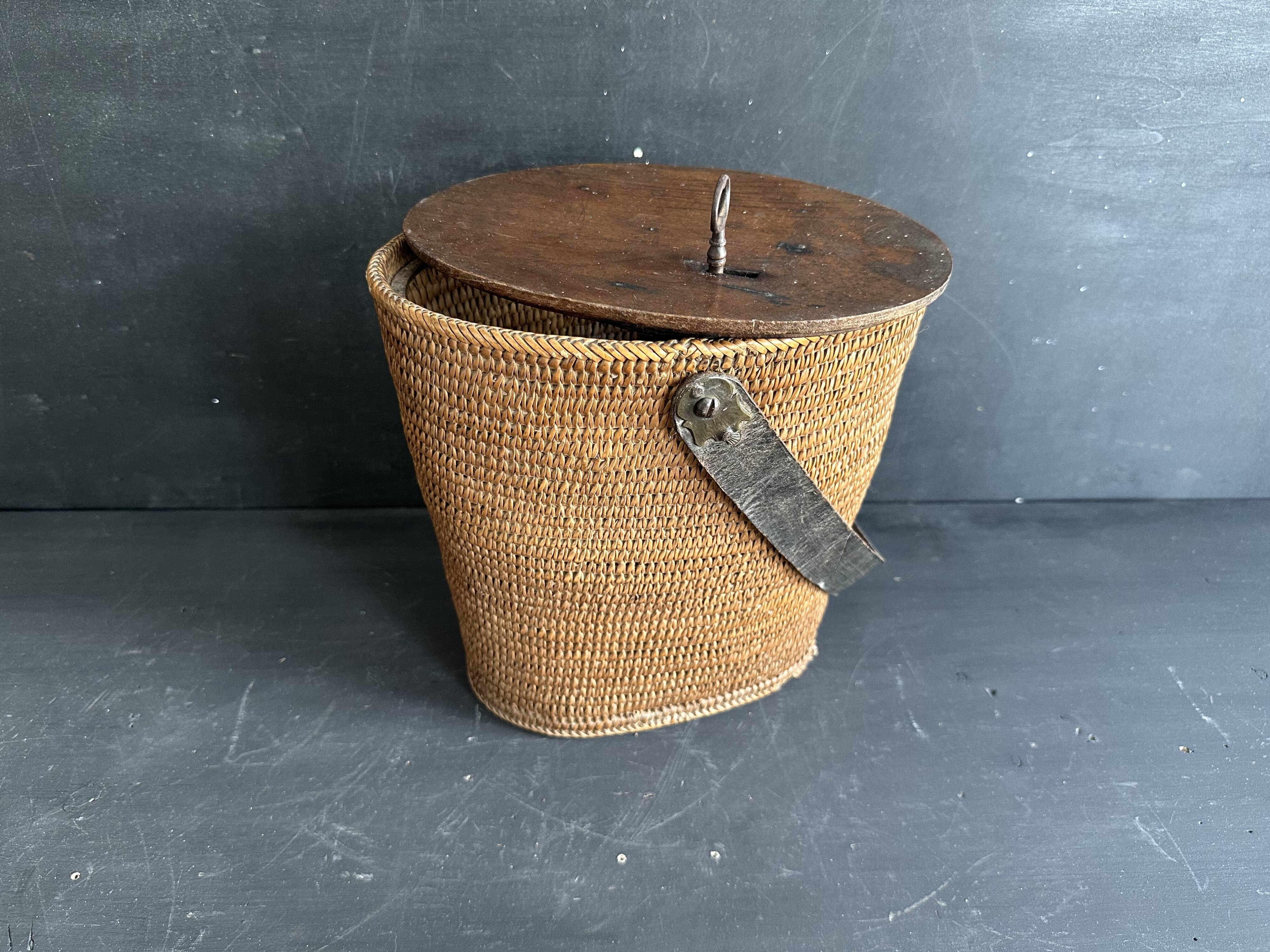 Ancien sac panier en vannerie, bois et cuir, XIXe siècle