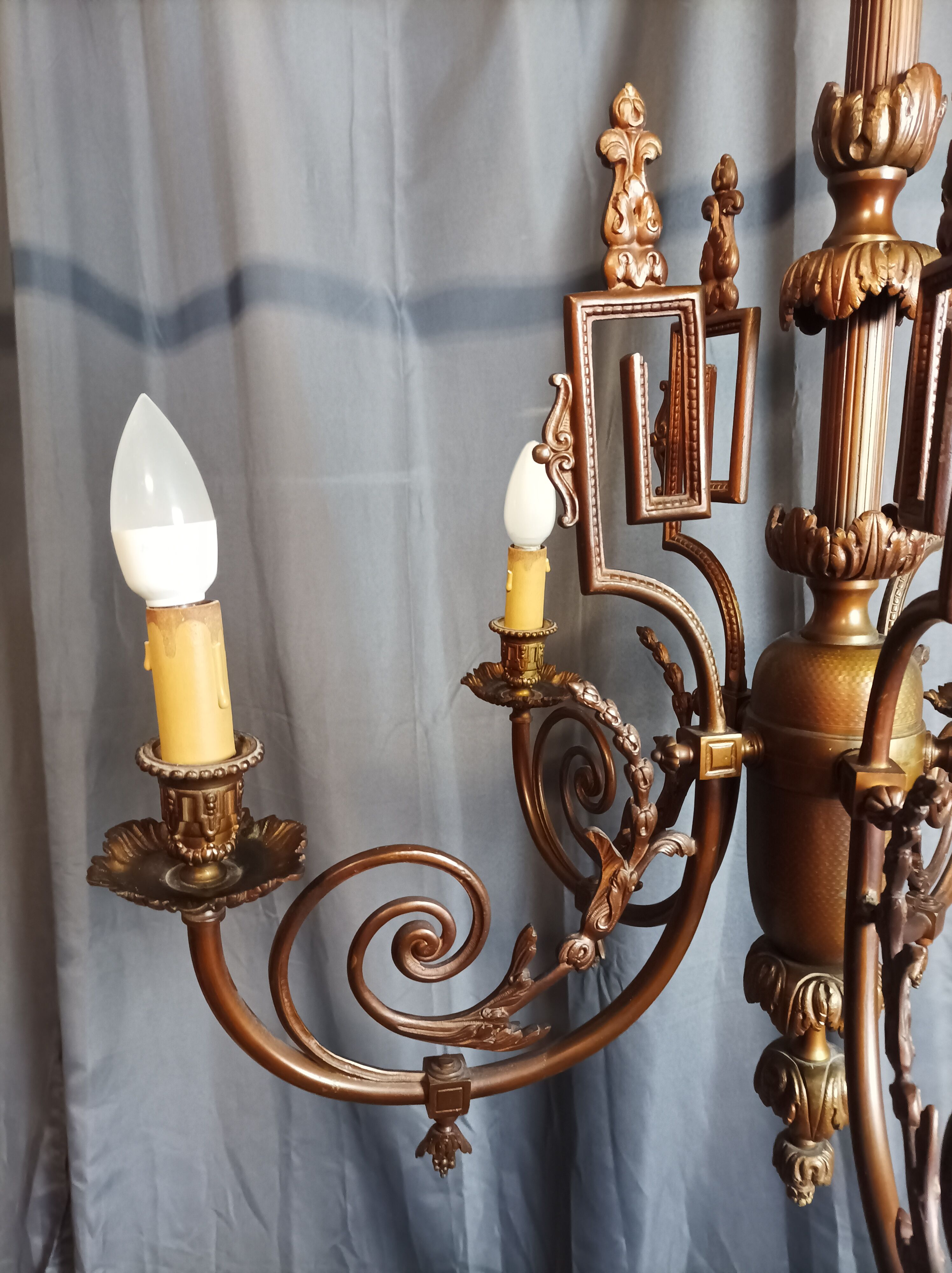 Louis XVI chandelier in bronze and brass