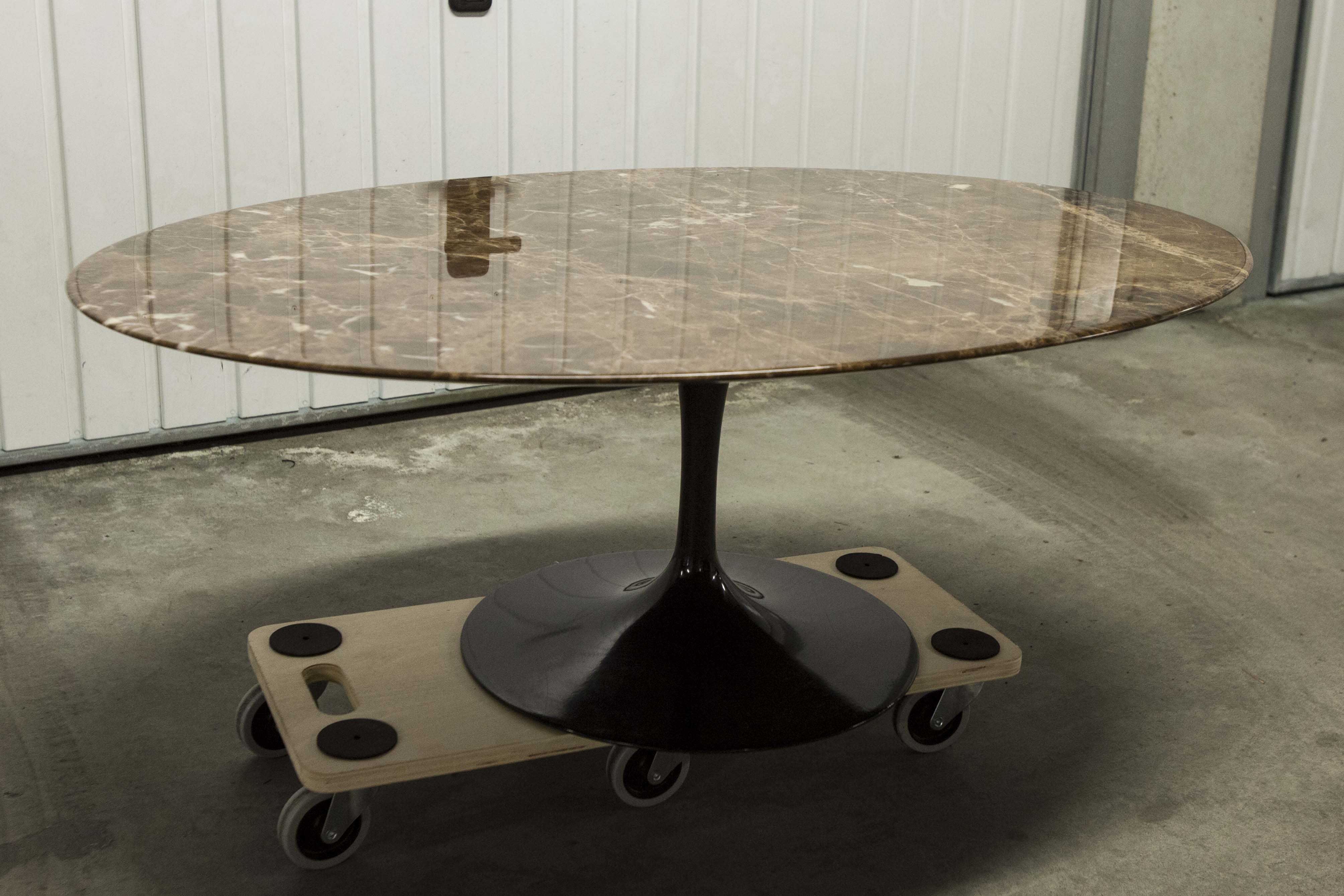 Oval coffee table by Eero Saarinen for Knoll