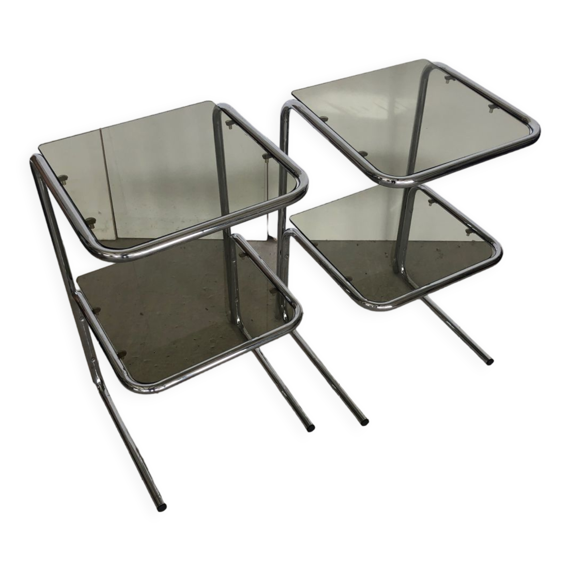 2 tables d’appoint / de chevet en métal chromé plateau en verre fumé Vintage