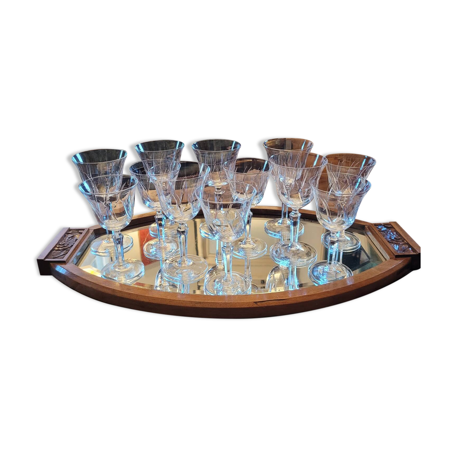 Service de 12 verres en cristal gravé – deux formats assortis, années