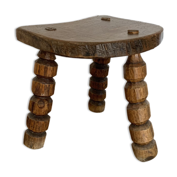Tabouret tripode pieds taillés