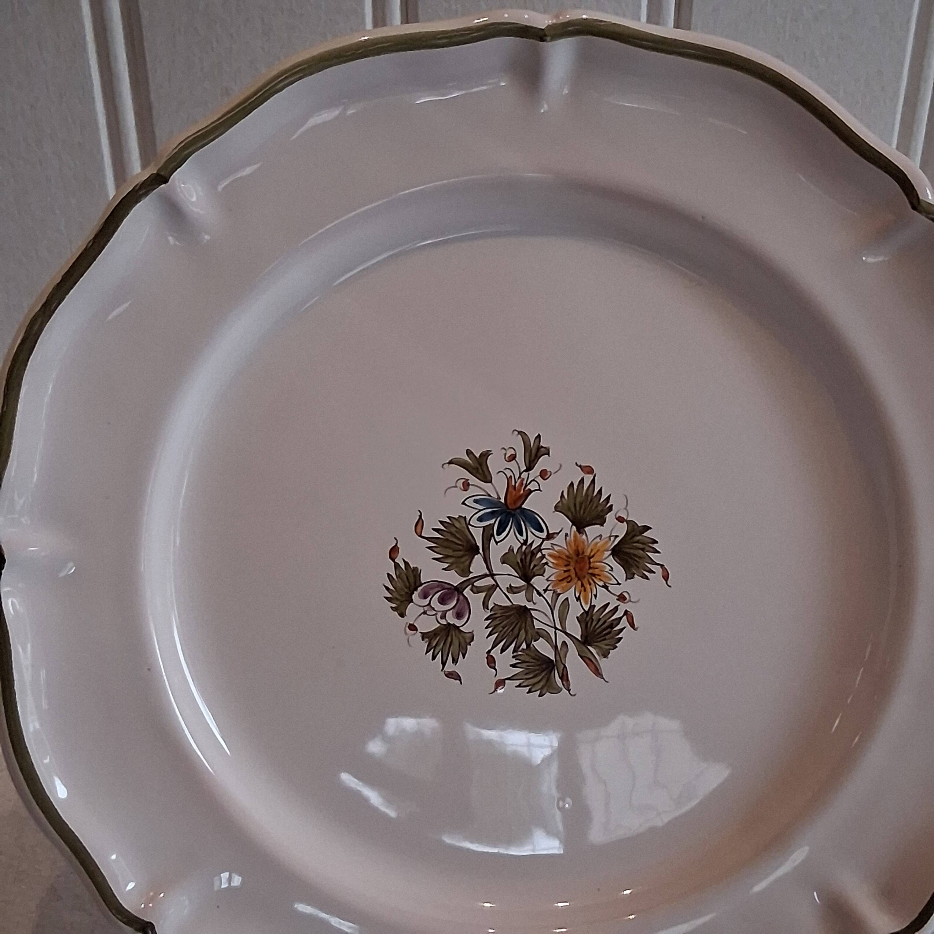 Moustier Feret plate in earthenware in very good condition.