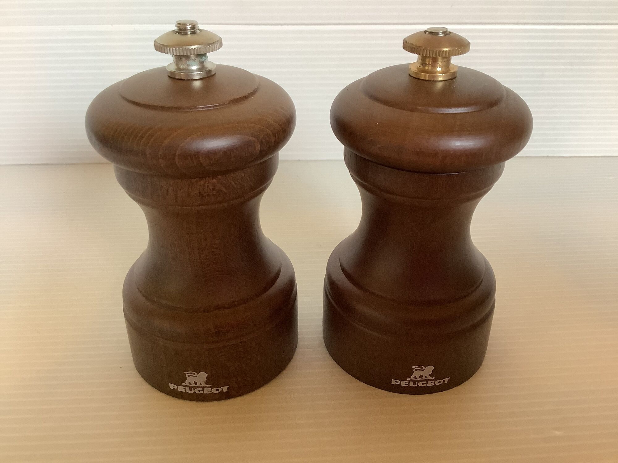 Salt and pepper shaker mills Peugeot wood salt and pepper