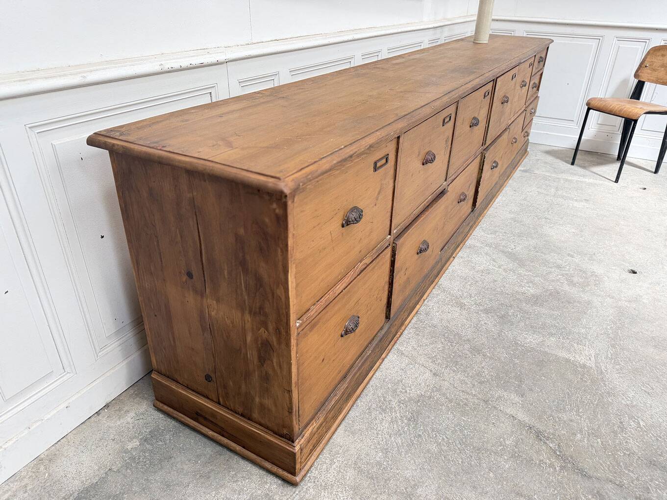 Trade cabinet with 14 drawers