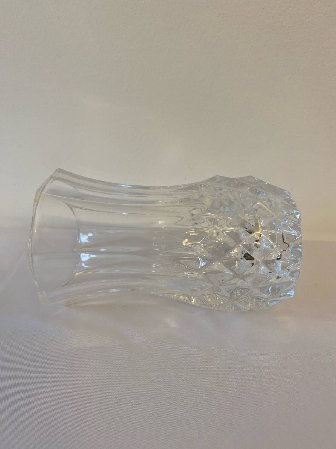 Petit vase en verre ciselé
