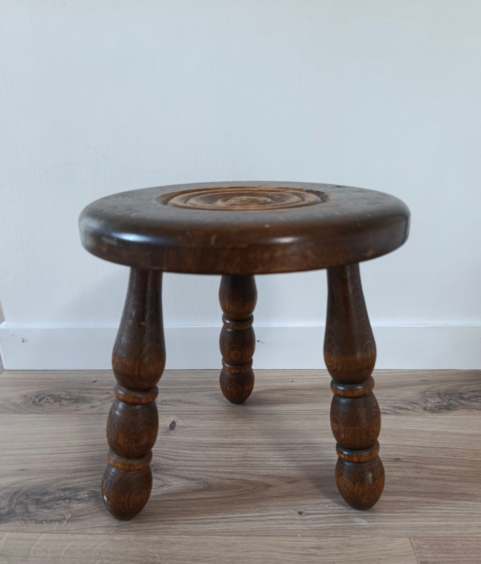low tripod stool wood, bobbin leg, vintage