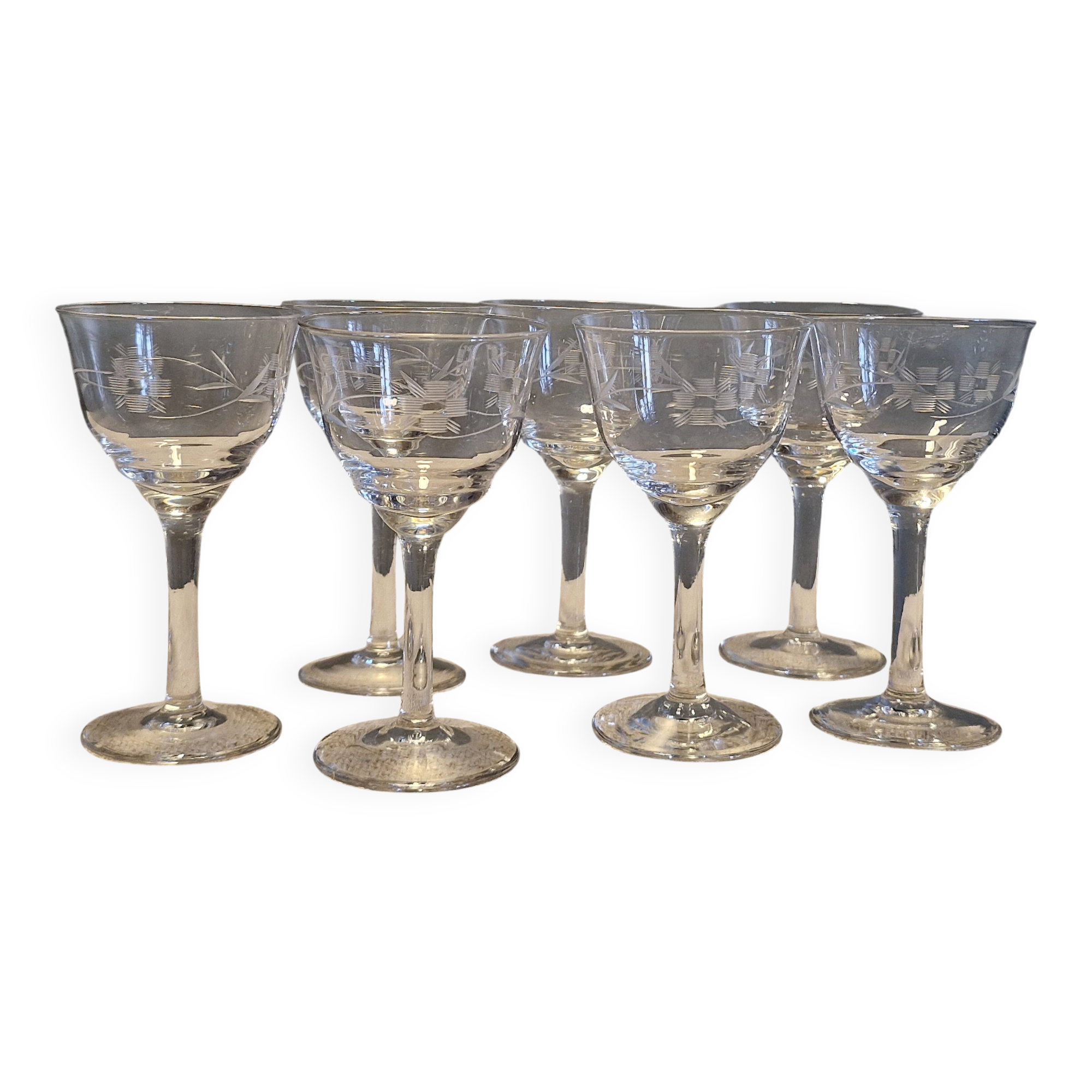 7 antique white wine/port glasses in crystal in excellent condition.