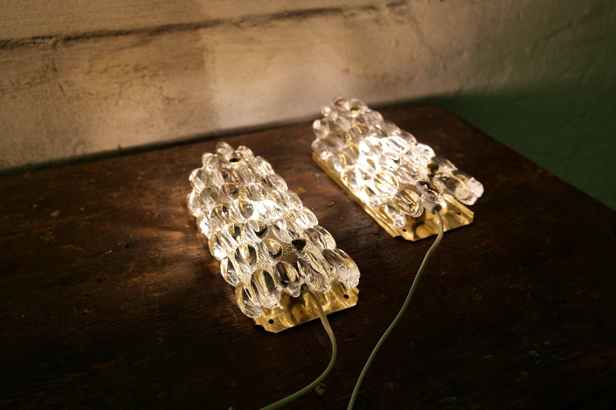 Modern mid-century crystal wall sconces in the shape of a drop by Orrefors by Carl Fagerlund.