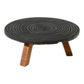 Table basse ronde tripode artisanale en chêne massif des années 1960