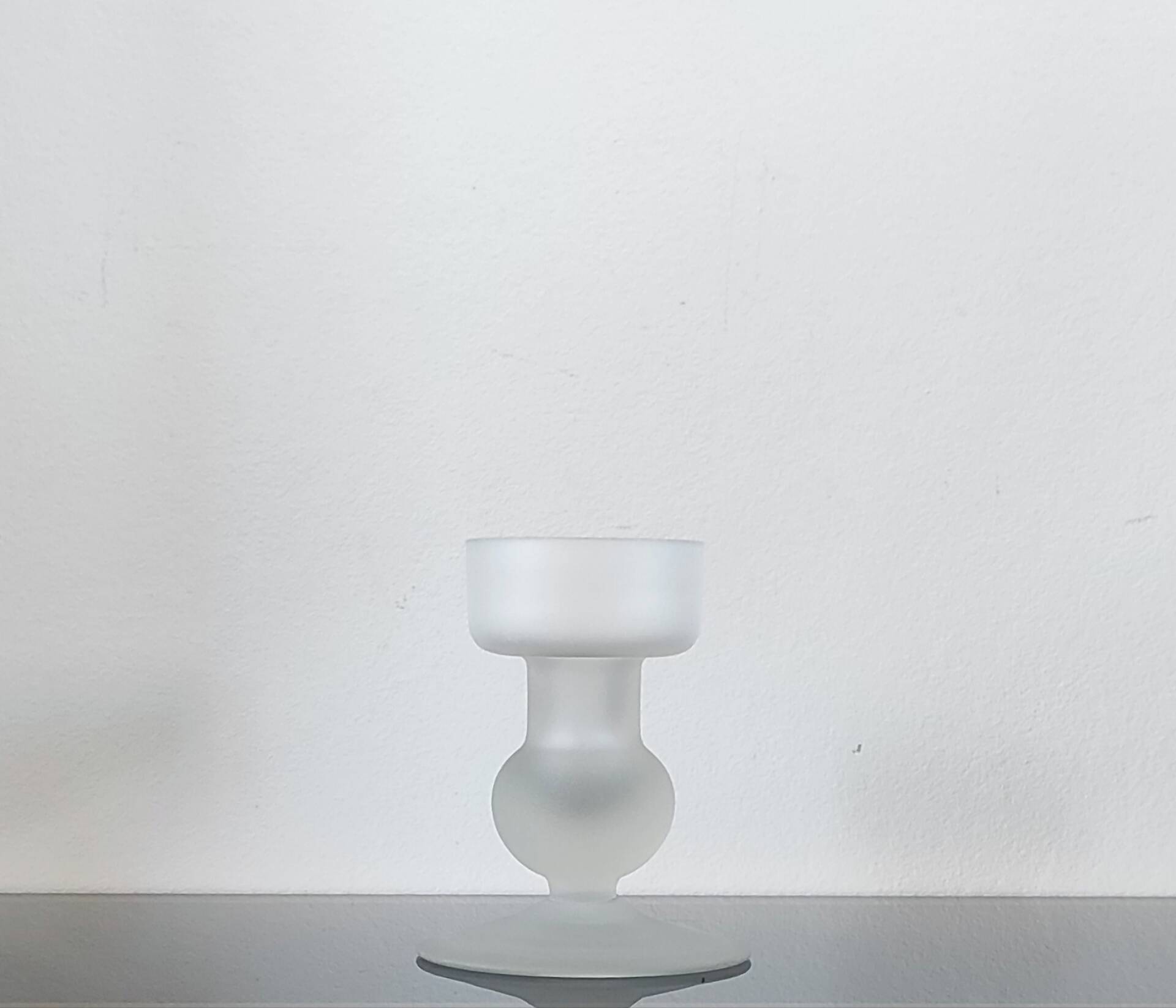 Sculptural candle holder in frosted glass.