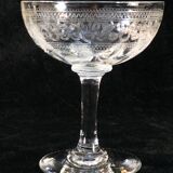 9 coupes à champagne en verre soufflé et gravé