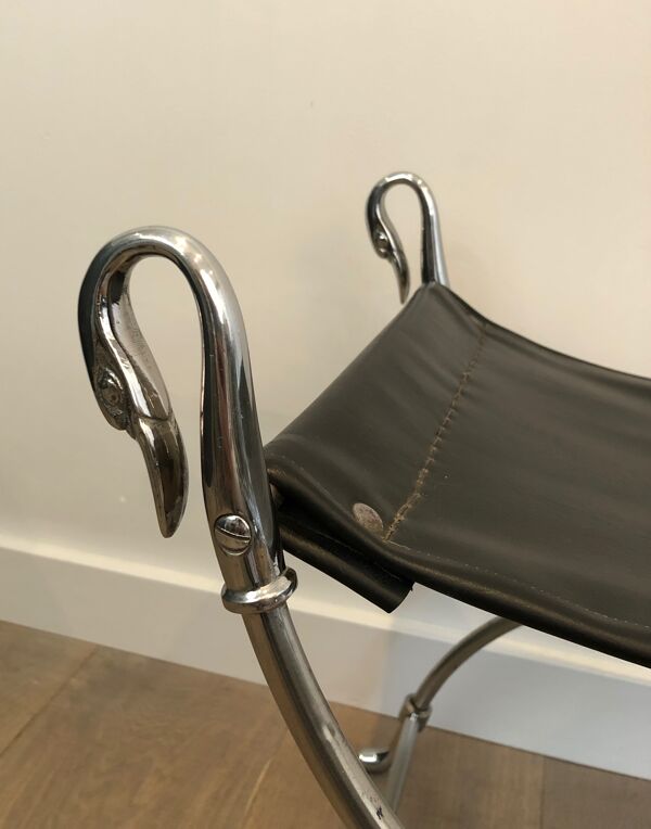 Tabouret curule en acier argenté de style néoclassique à têtes de cygne