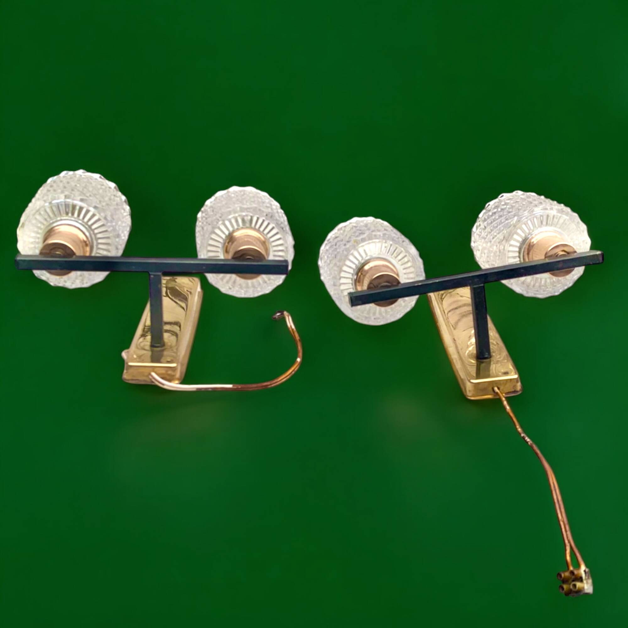 Pair of wall sconces in gilded brass and textured glass