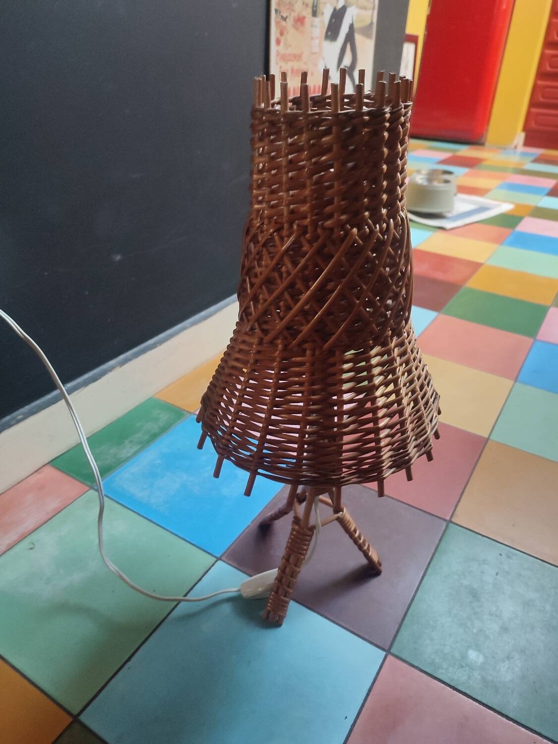 Lampe à poser vintage en osier