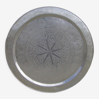Oriental plateau in silver copper. diameter: 97.5 cm.