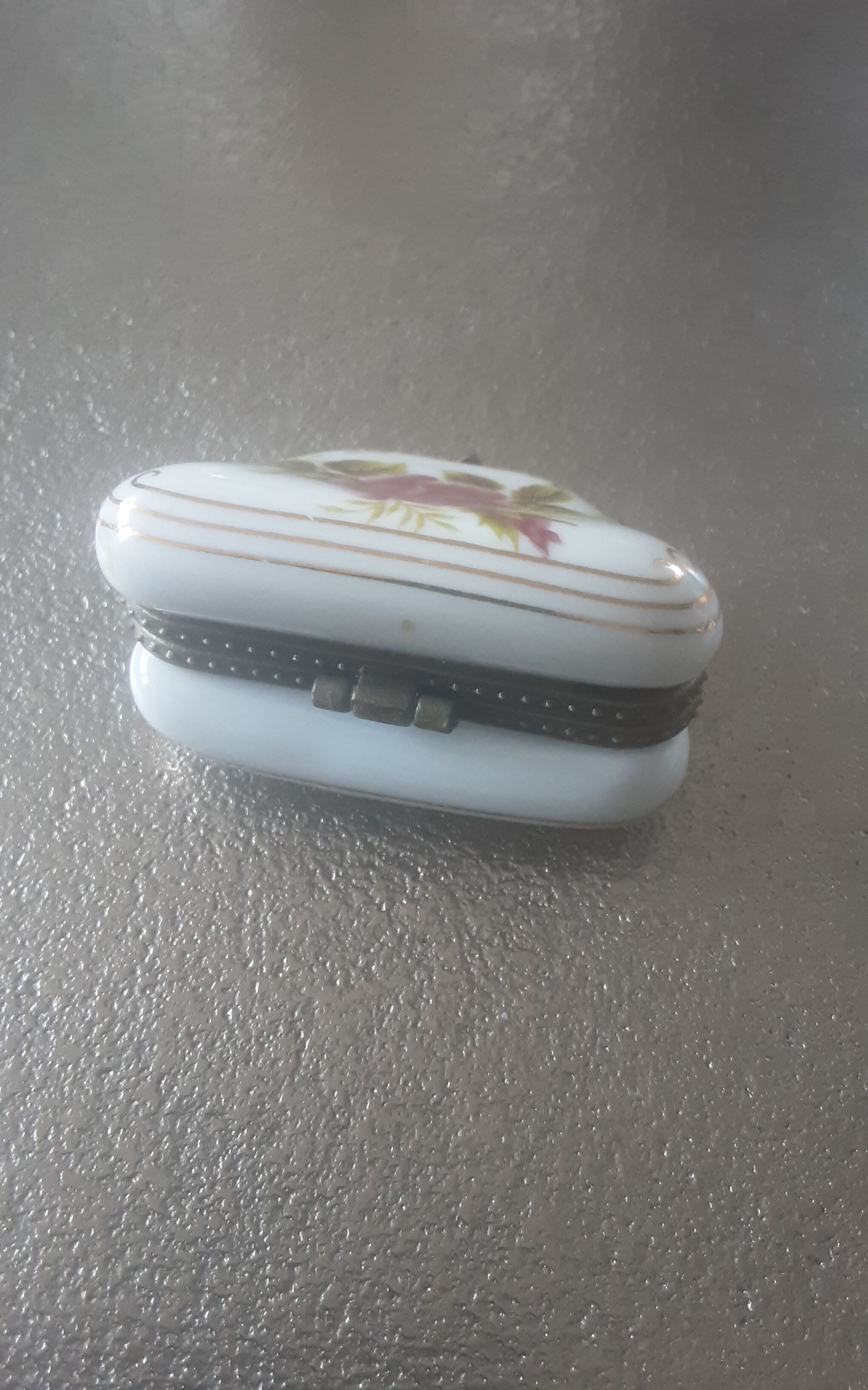 Lot 2 porcelain boxes Art