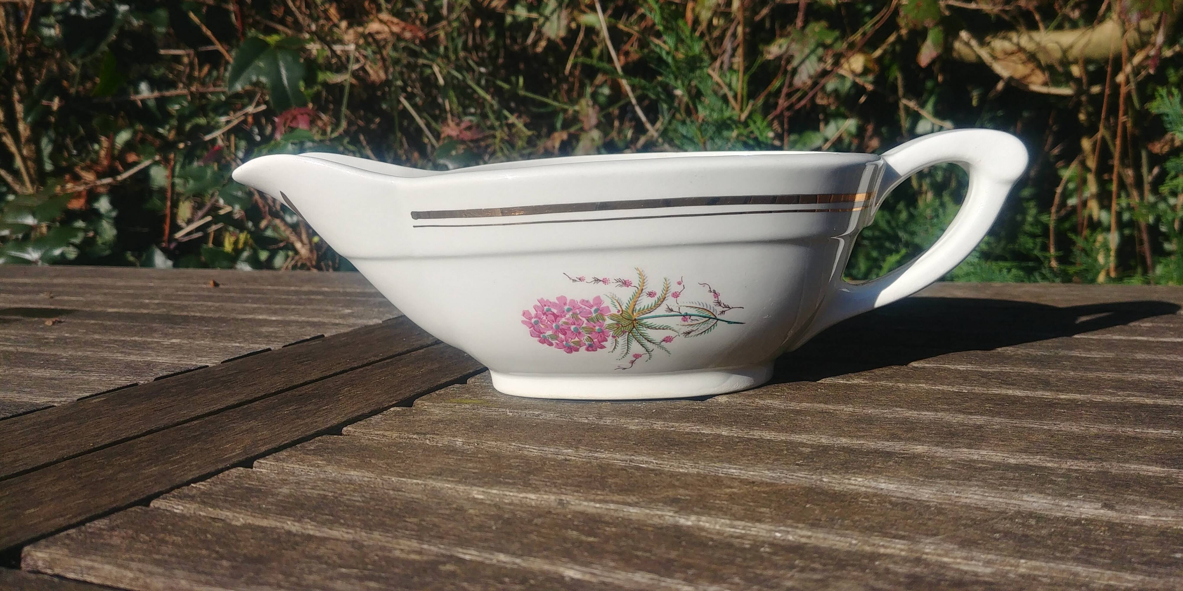 Porcelain gravy boat from the Orchies Moulin des Loups earthenware factory with lilac decoration