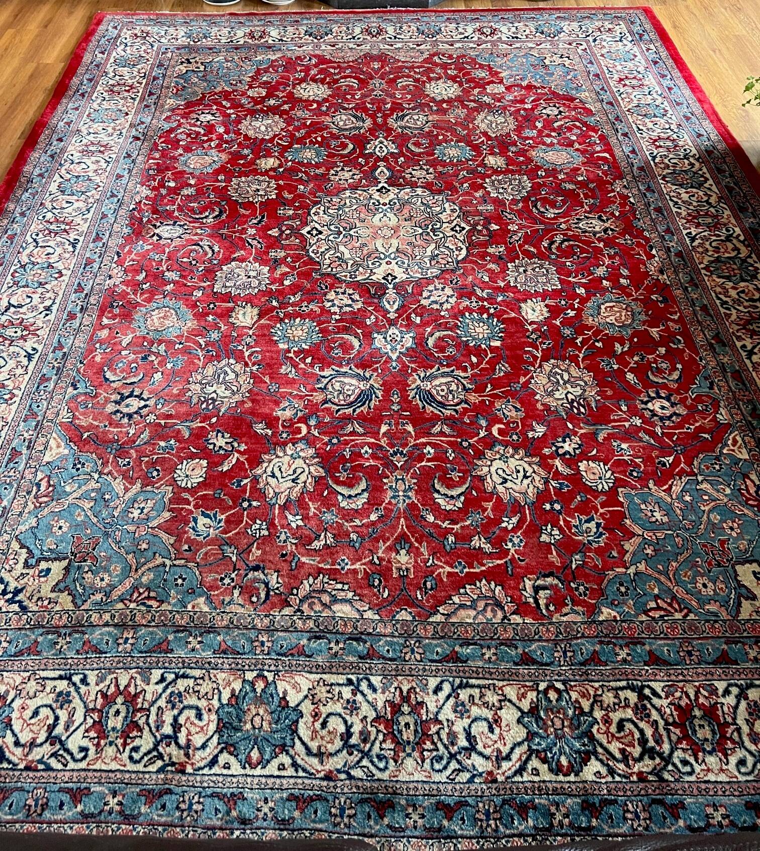 Sarouk Mahal. Grand Persian carpet made of 100% wool, 373x282 cm.