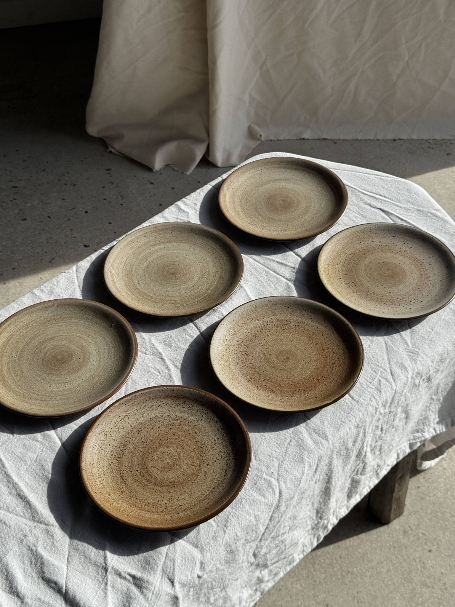 Lot de 6 assiettes à dessert vintage en grès brun