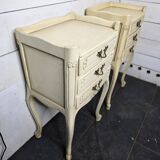 Paire de tables de chevet style Louis XV patinées