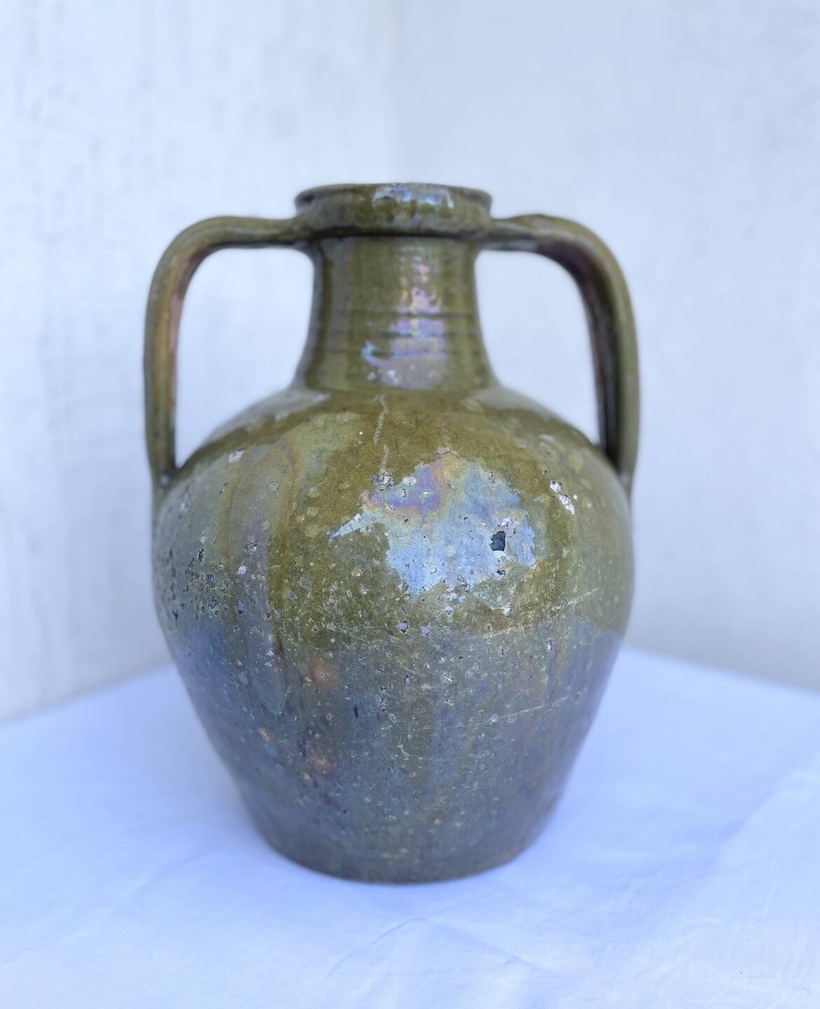 Ancient oil jar in glazed terracotta, khaki green — Auvergne, Lezou