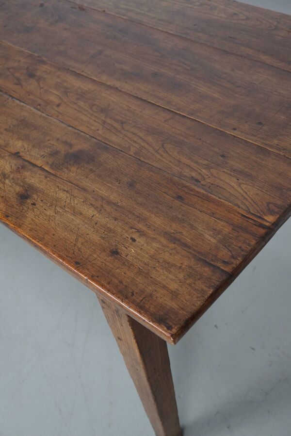 Table à manger rustique française du début du XXe siècle en bois fruitier et chêne