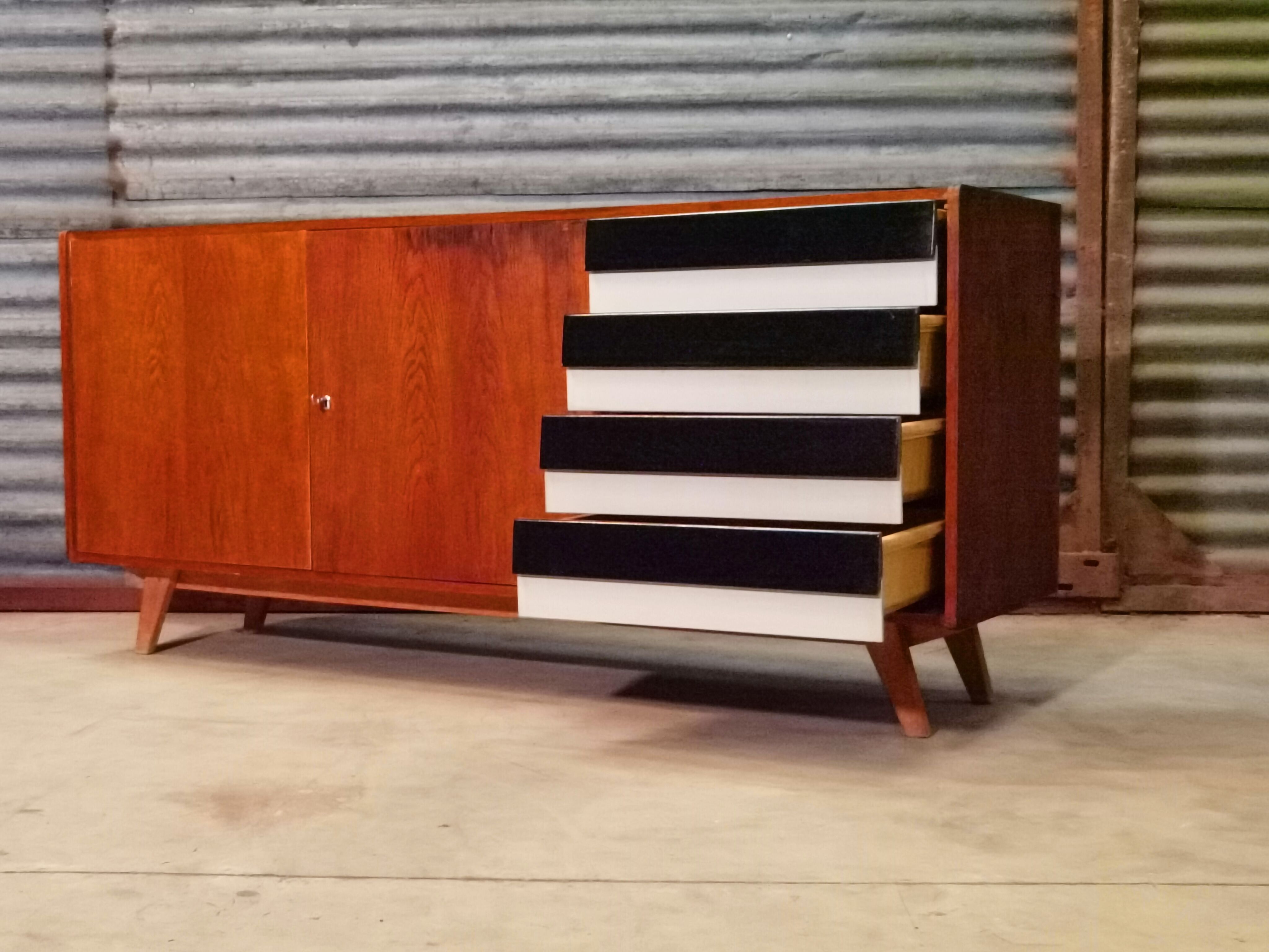Enfilade U-460 de Jiri Jiroutek par Interier Praha