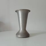 Vase ancien de cimetière en aluminium