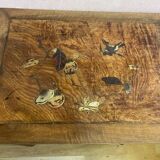Table d'appoint, piètement en bambou et plateau en noyer décor en laque