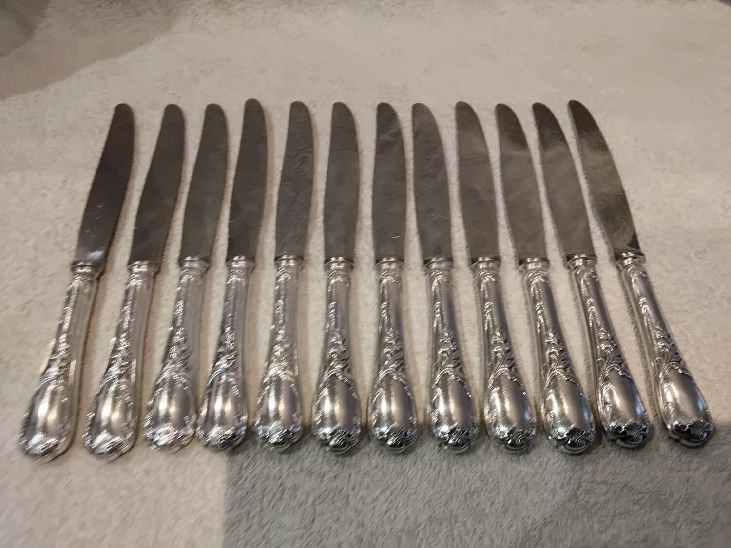 12 couteaux de table en métal argenté orfèvre Christofle Marly