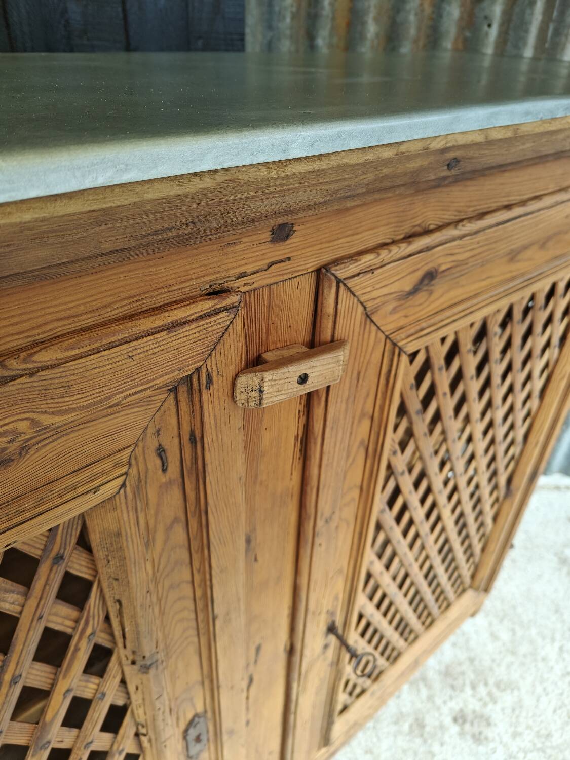 Support buffet in solid pine, zinc top, late 19th century.
