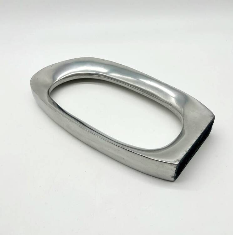 Vase sculptural en fonte d’aluminium — 1980s