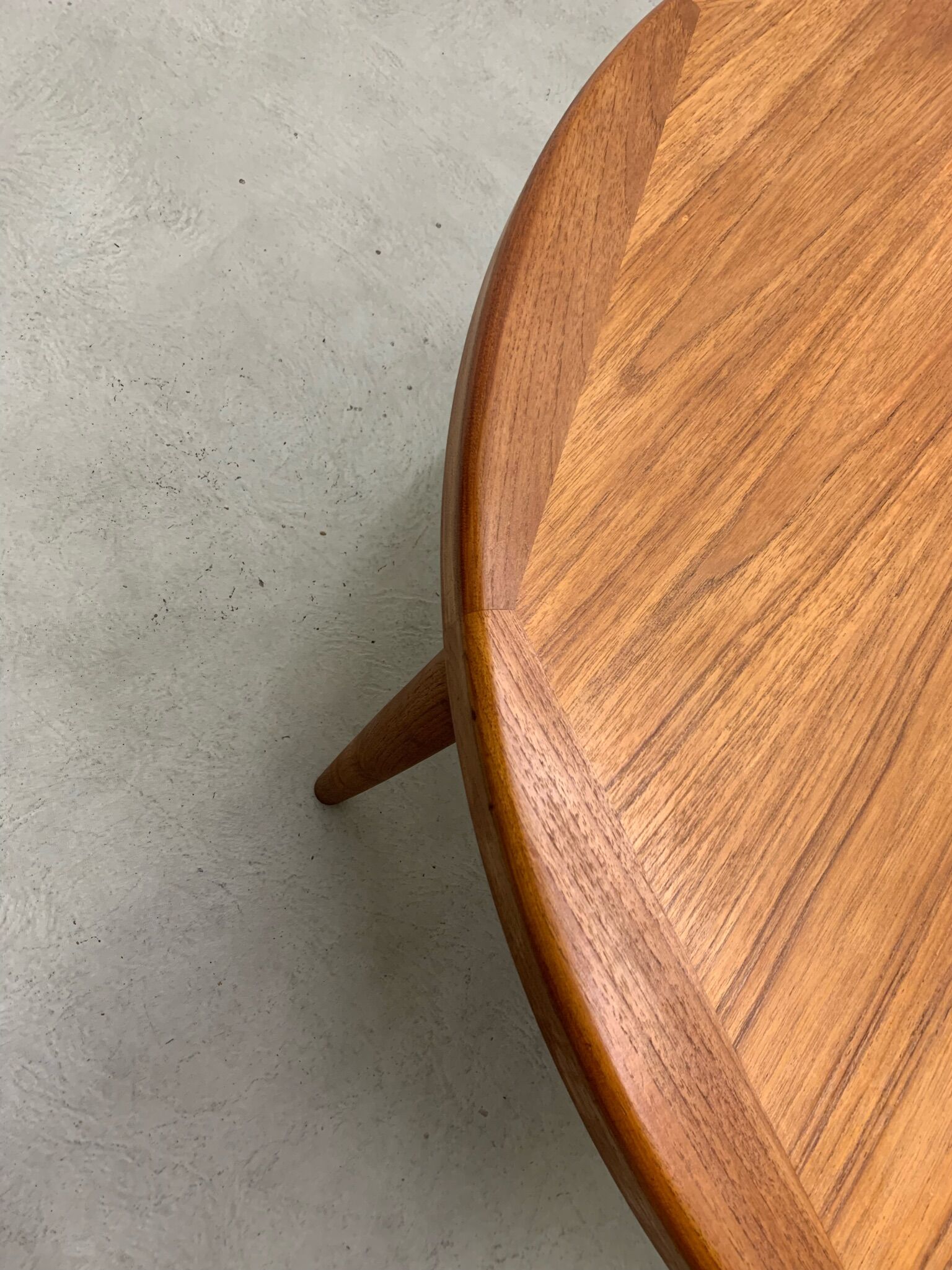Round extending dining table in teak by Velje 1960s Denmark